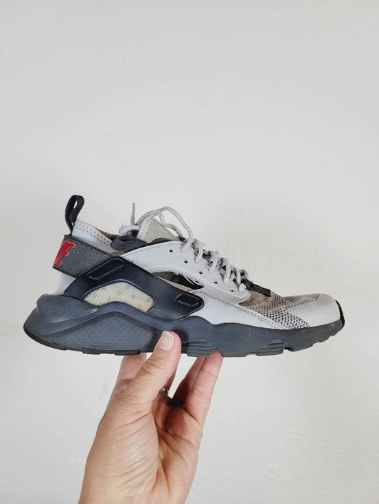 Nike Other - Nike Air HUARCHACHI Sneakers, Size 6Y